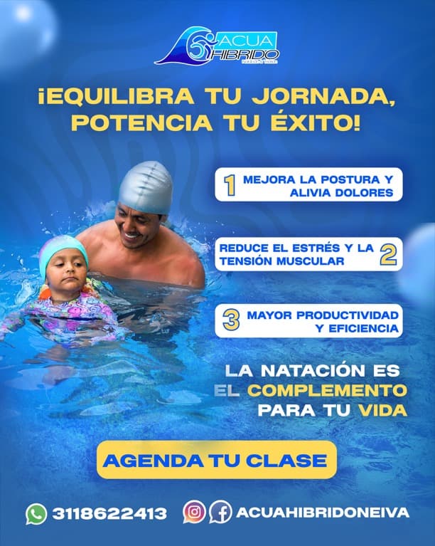 Profesor de Acuahibrido enseñando a un niño en la piscina